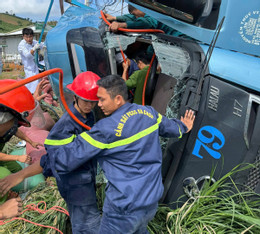 Cảnh sát cắt cabin giải cứu tài xế và phụ xe tải mắc kẹt sau tai nạn lật xe.jpg