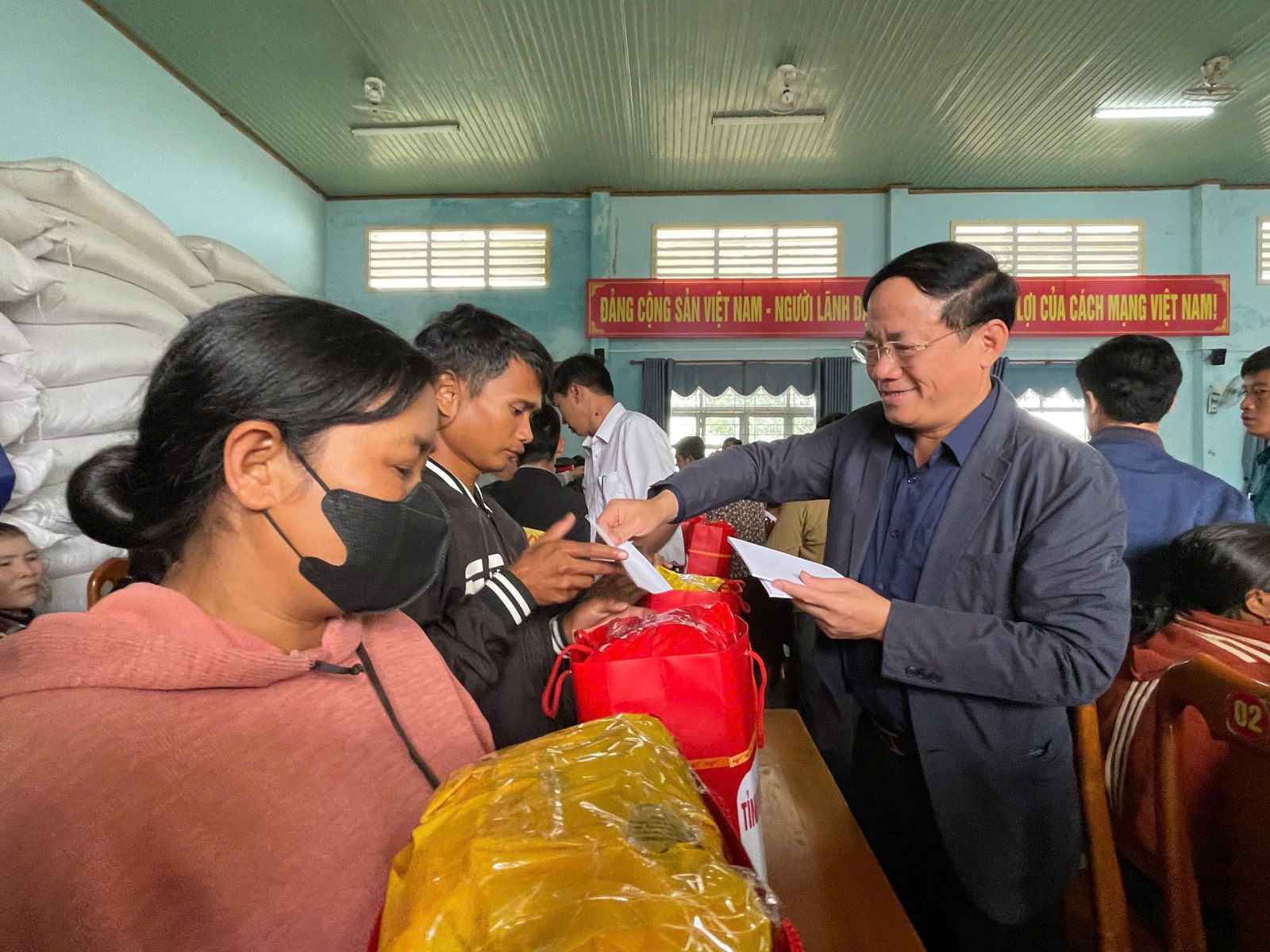 Chủ tịch tặng quà xã Pờ Tó Copy.jpg