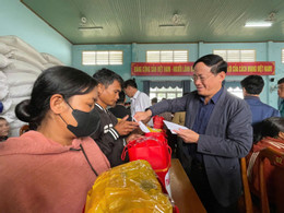 Chủ tịch tặng quà xã Pờ Tó Copy.jpg