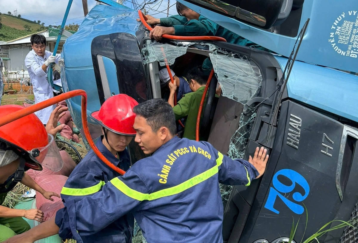 Đầu xe tải bẹp dúm sau khi bị lật, cảnh sát cắt cabin giải cứu nạn nhân mắc kẹt