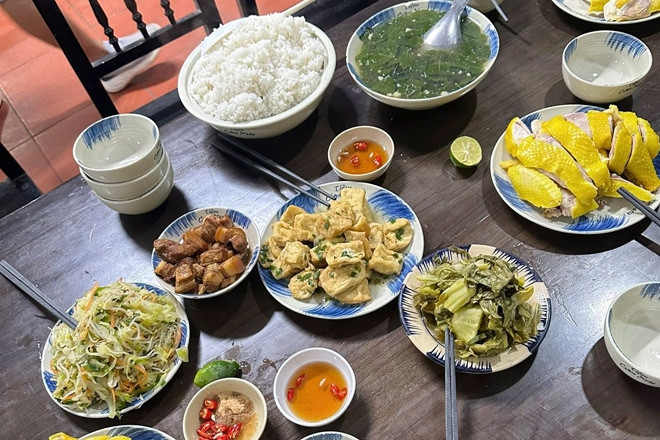 Đi cứu trợ Đắk Lắk, đoàn Thái Nguyên nhận bữa cơm ấm lòng từ chủ quán Ninh Bình