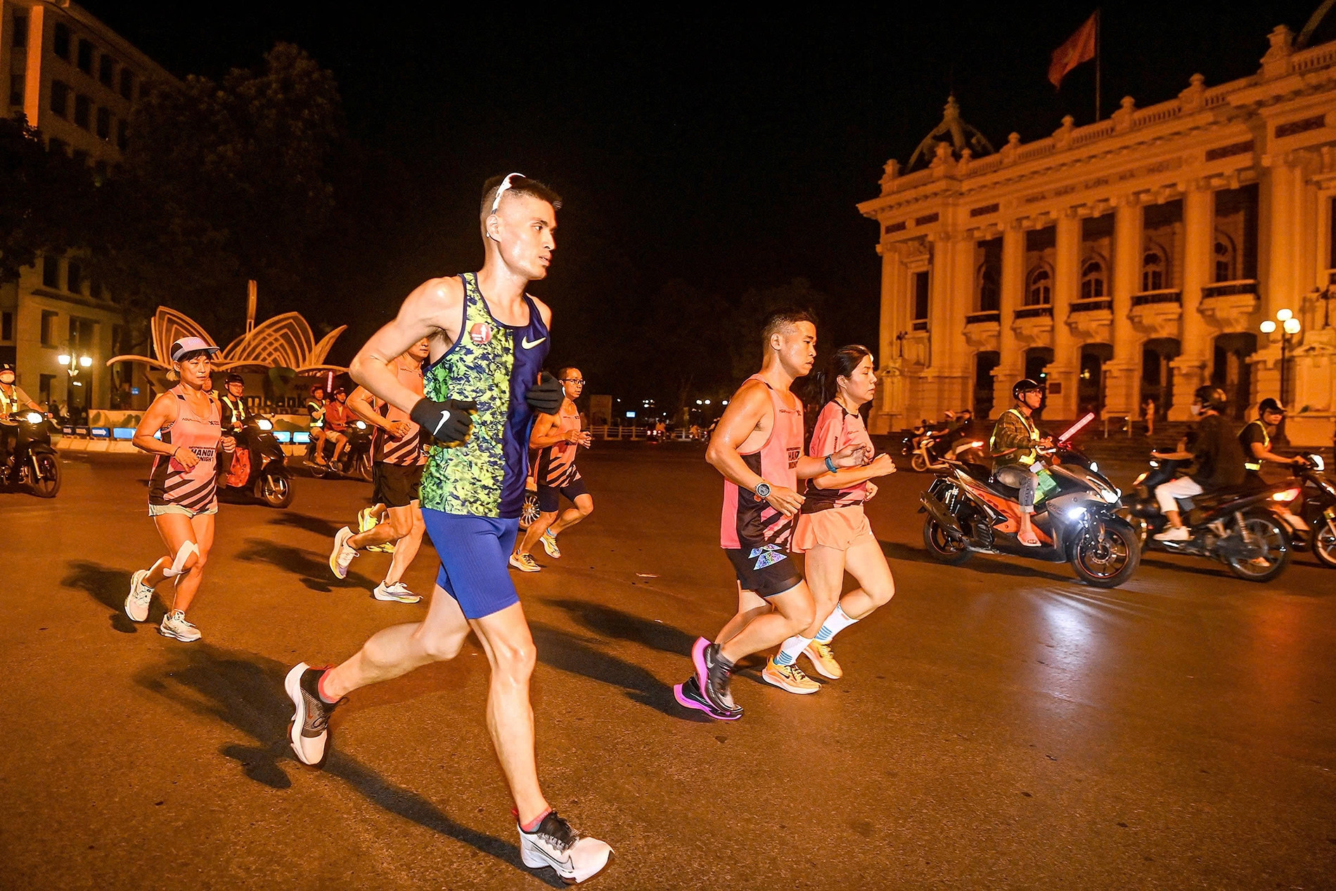 Gần 10.000 VĐV tranh tài tại giải chạy đêm ở Hà Nội