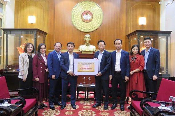 Gần 2.100 tỷ đồng ủng hộ đồng bào khắc phục hậu quả mưa lũ