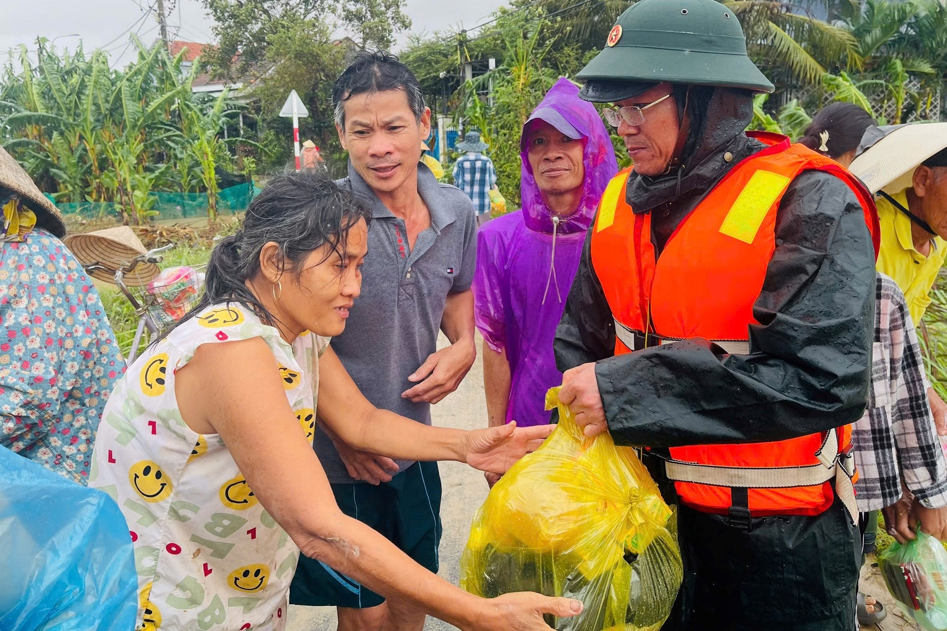 Gạo và nhu yếu phẩm kịp tới tay người dân Gia Lai, Đắk Lắk sau lũ lịch sử