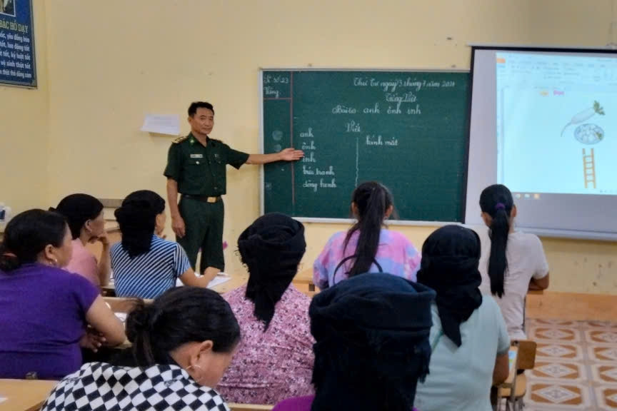 Giữ vững biên cương Tổ quốc từ lớp học xóa mù chữ nơi vùng cao