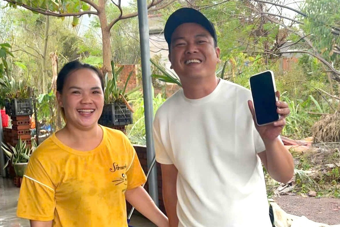 Mất điện thoại giữa lũ dữ, anh cứu hộ Đà Nẵng gặp chuyện ấm lòng sau 3 ngày