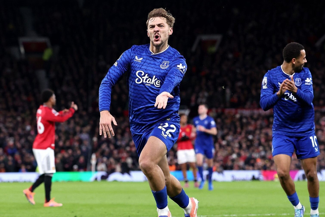 MU thua sốc Everton dù chơi hơn người từ sớm