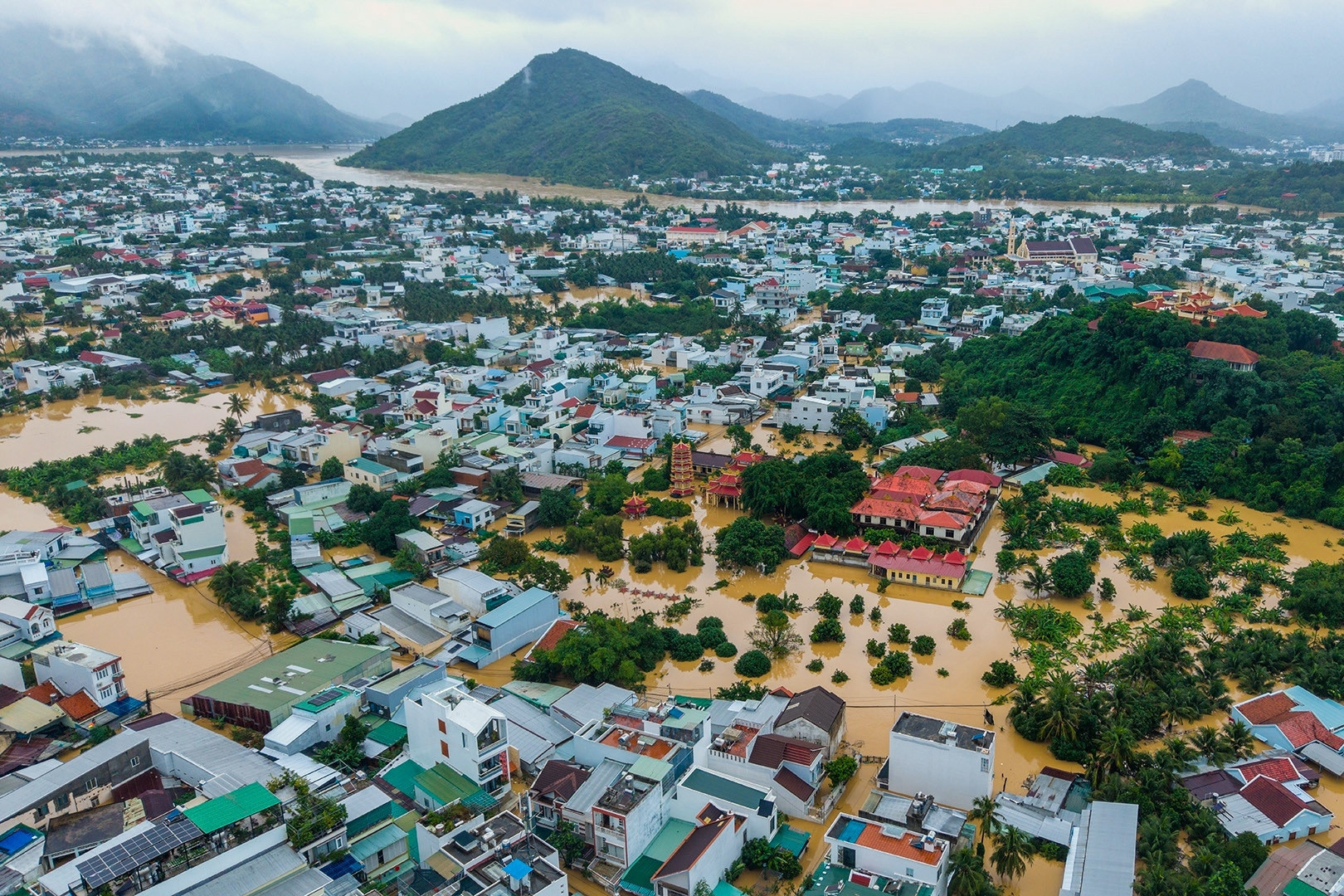 Ngân hàng Nhà nước yêu cầu hỗ trợ khẩn cấp khách hàng bị thiệt hại do bão lũ