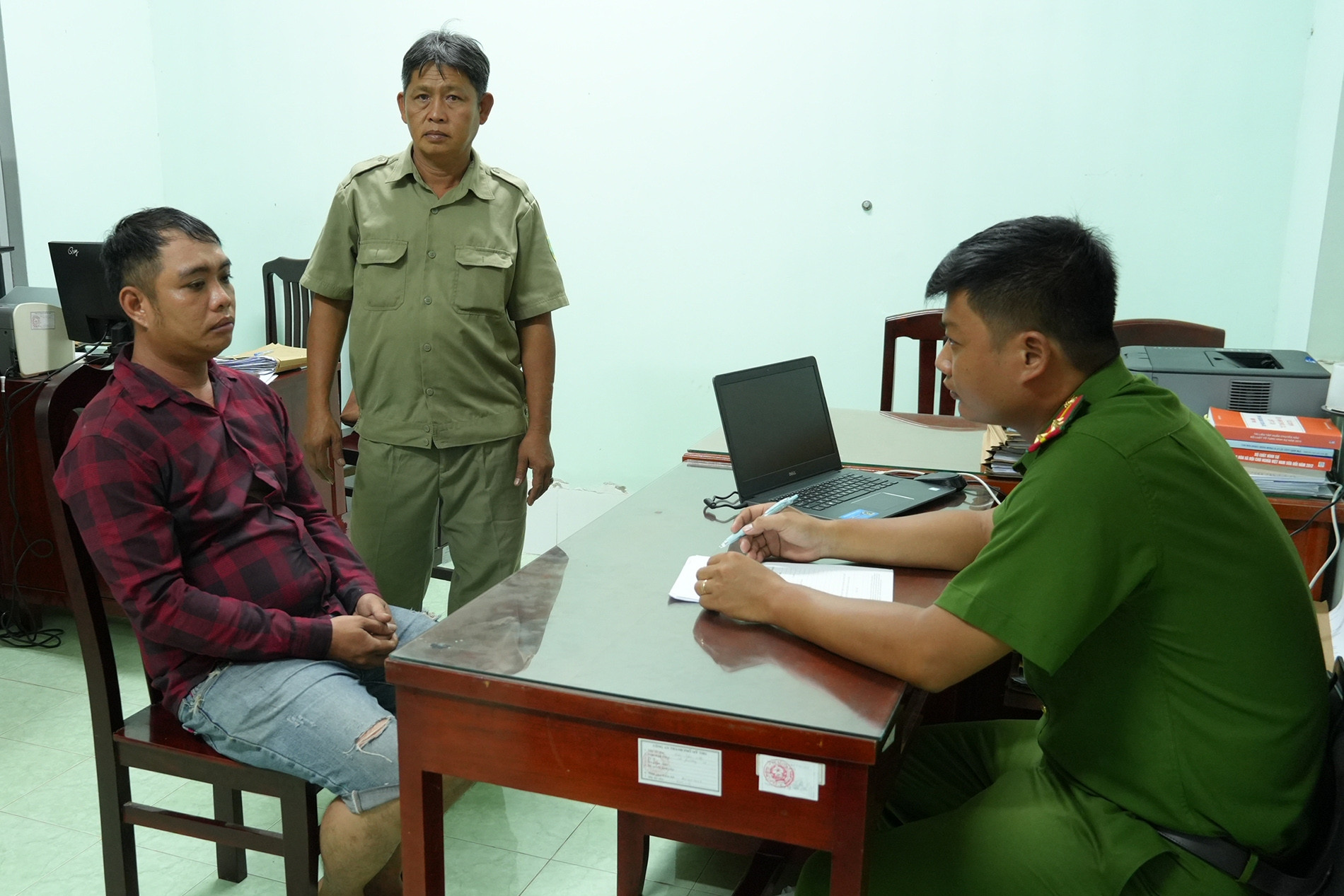 Người đàn ông chém tình địch rồi đưa bạn gái trốn sang tỉnh khác