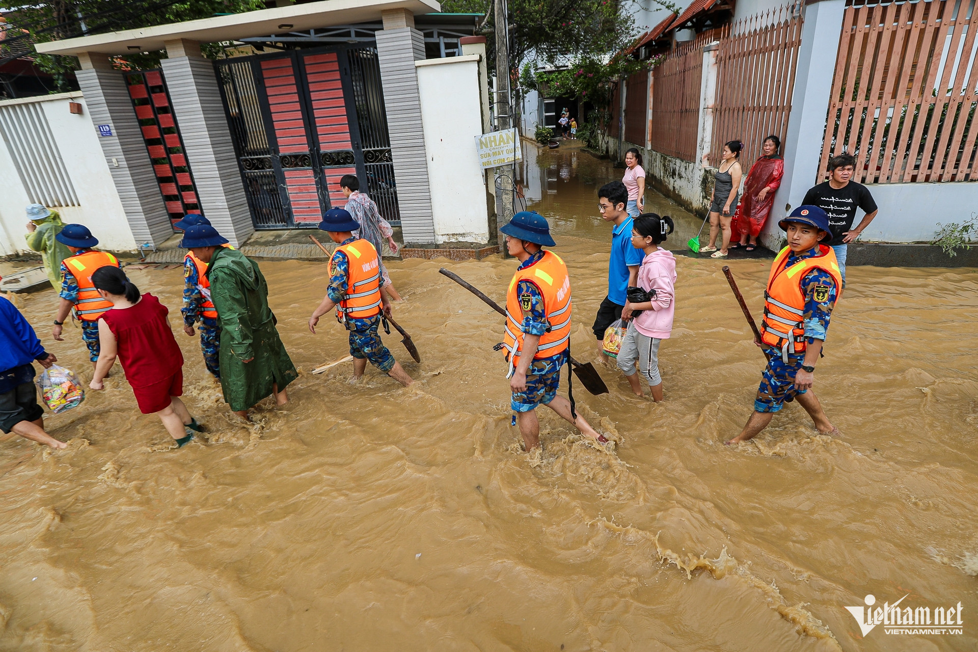 W-ngập lụt khánh hoà nguyễn huế 10.jpg