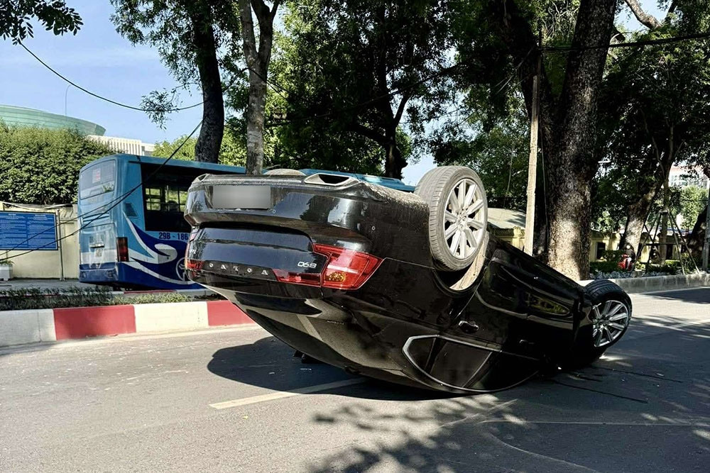 Xe sang Volvo S90 lật ngửa trên phố Hà Nội vì lý do nhiều tài xế gặp phải