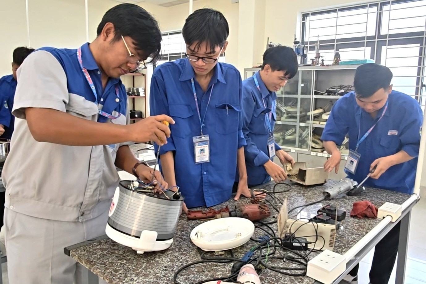 'Xưởng cứu hộ' mở ngày đêm, hồi sinh miễn phí thiết bị chập mạch sau lũ dữ