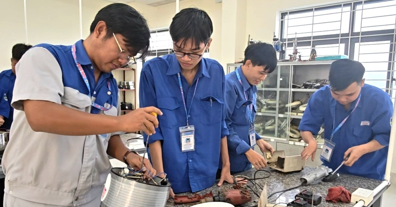 'Xưởng cứu hộ' mở ngày đêm, hồi sinh miễn phí thiết bị chập mạch sau lũ dữ