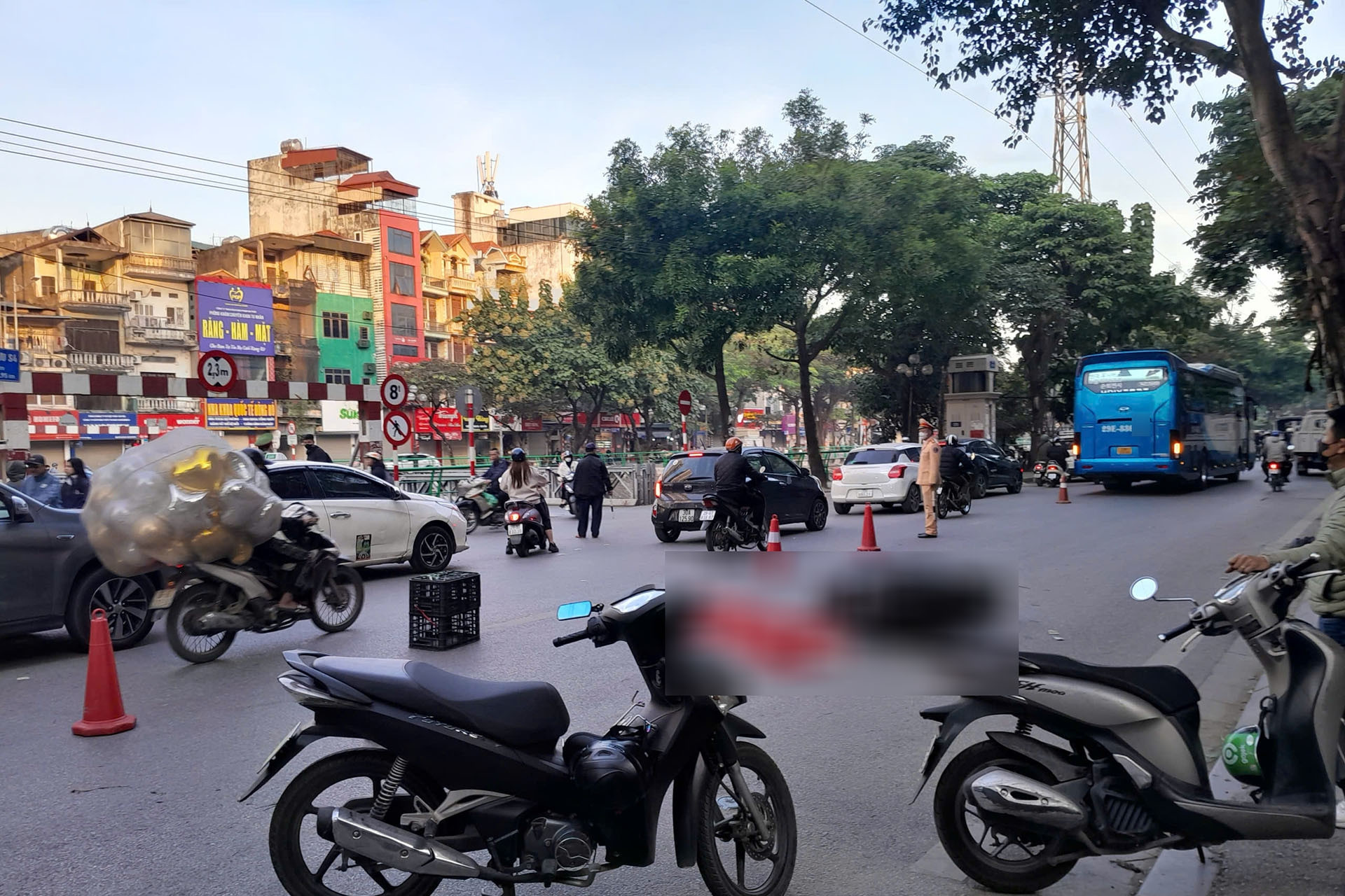 Bản tin chiều 26/11: Người phụ nữ tử vong sau va chạm với xe khách ở Hà Nội