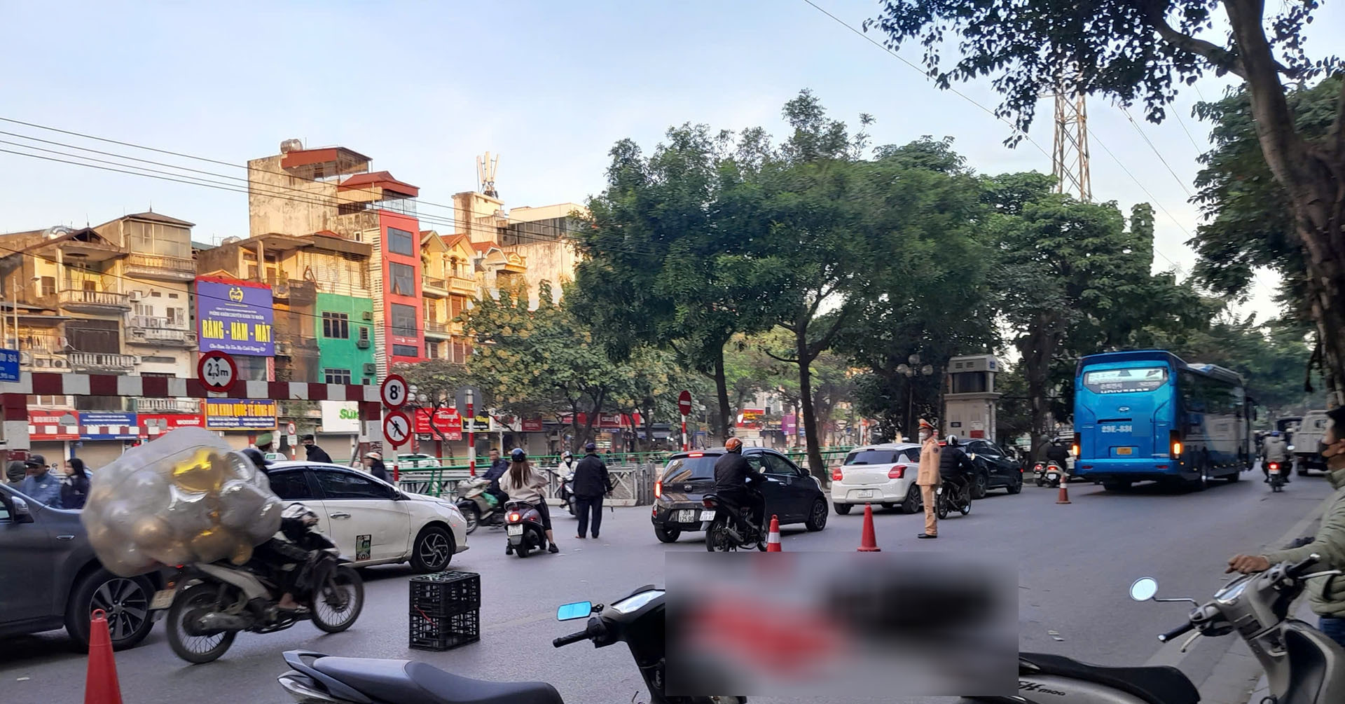 Bản tin chiều 26/11: Người phụ nữ tử vong sau va chạm với xe khách ở Hà Nội