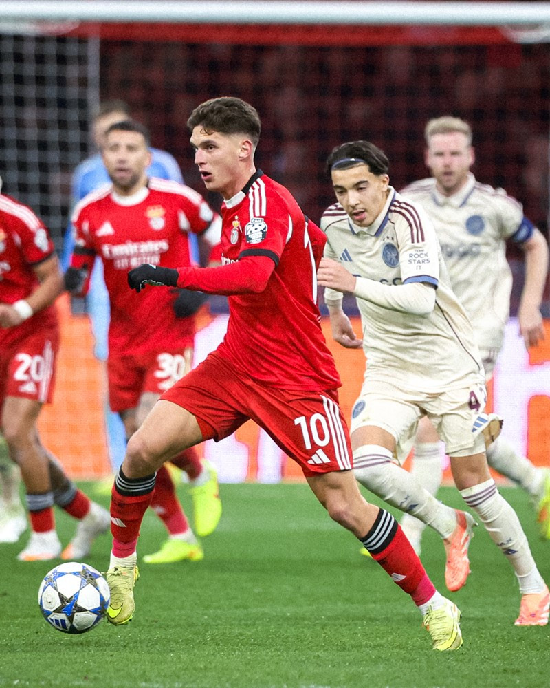 https://static-images.vnncdn.net/vps_images_publish/000001/000003/2025/11/26/ajax-vs-benfica-2-200.jpg