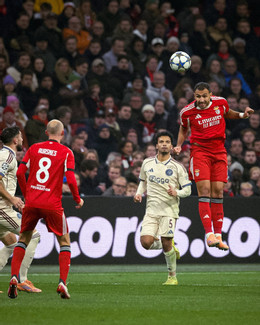 https://static-images.vnncdn.net/vps_images_publish/000001/000003/2025/11/26/ajax-vs-benfica-4-201.jpg