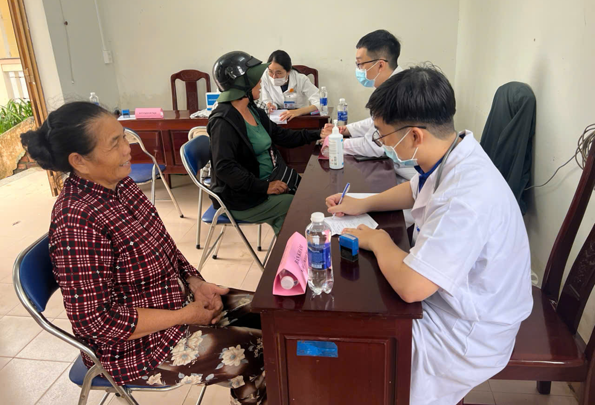 Bác sĩ từ các bệnh viện lớn ở TPHCM chi viện khẩn cấp cho vùng lũ miền Trung