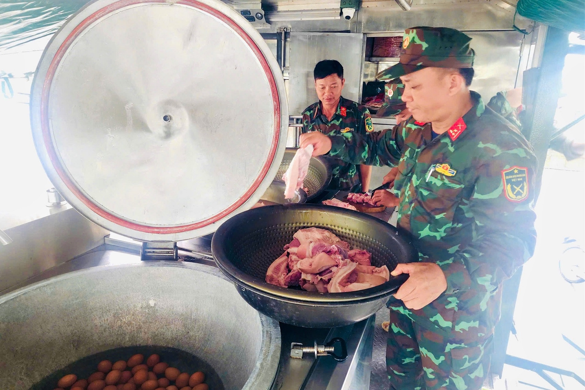 Bếp lửa không tắt giữa vùng tâm lũ, người dân Đắk Lắk nghẹn ngào nhận cơm nóng