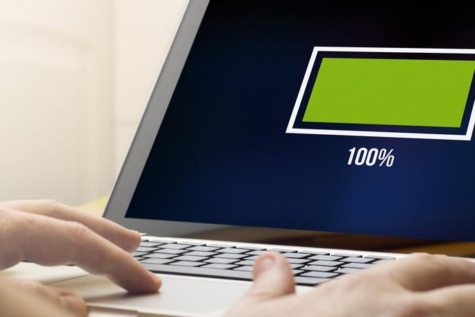 Có nên rút sạc laptop khi đầy 100%?