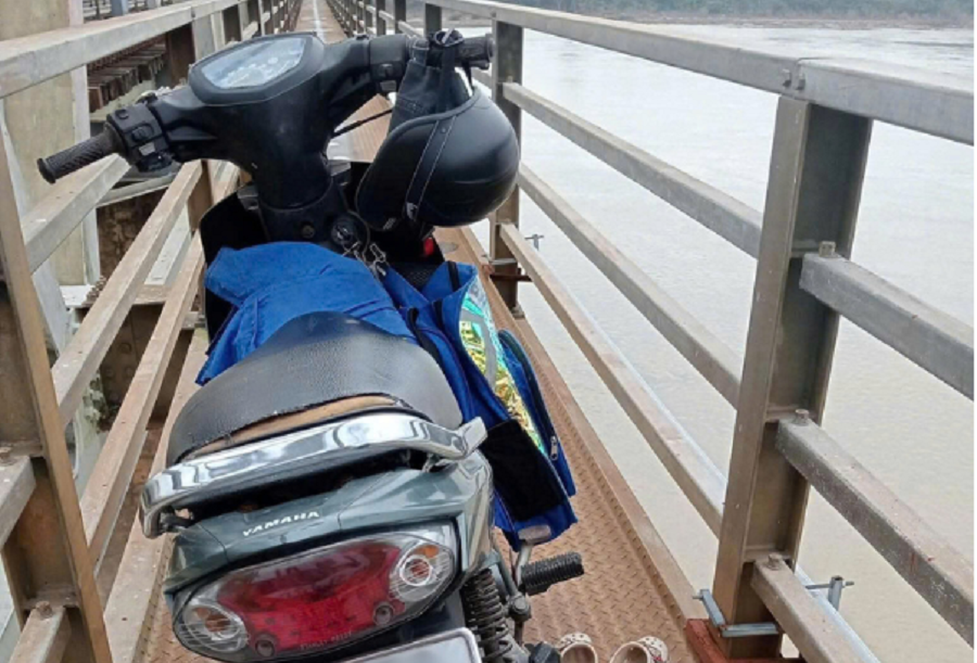 Để lại ba lô học sinh và xe máy trên cầu, người đàn ông cùng 2 cháu nhỏ rơi sông