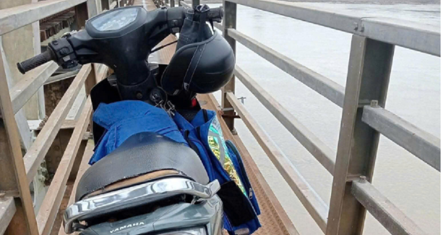Để lại ba lô học sinh và xe máy trên cầu, người đàn ông cùng 2 cháu nhỏ rơi sông