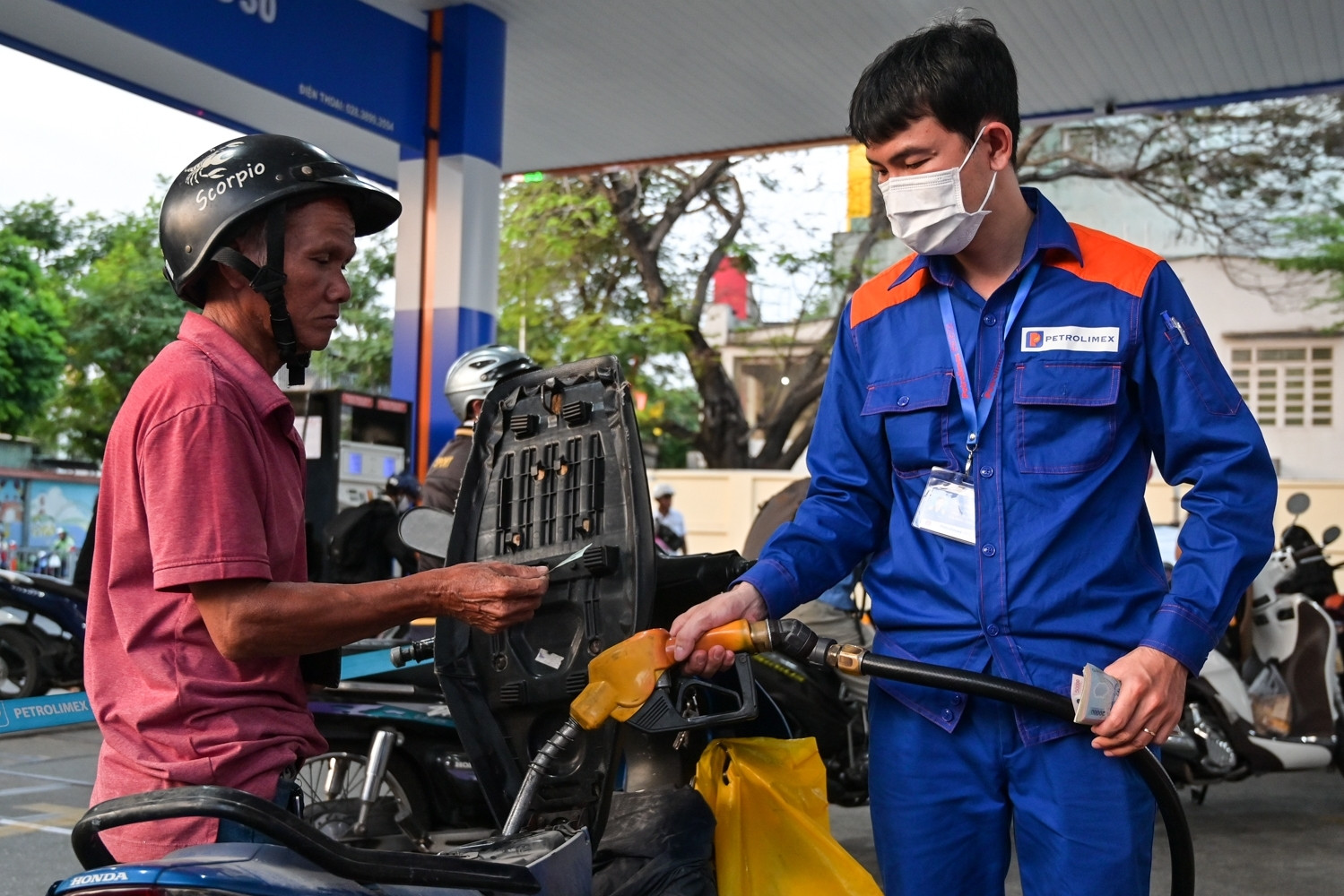 Giá xăng ngày mai dự báo giảm mạnh