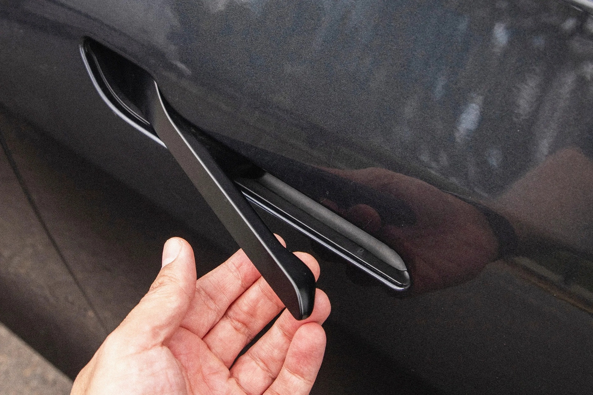 Hãng xe điện Tesla lại bị kiện vì cửa không mở được khi xe gặp tai nạn bốc cháy