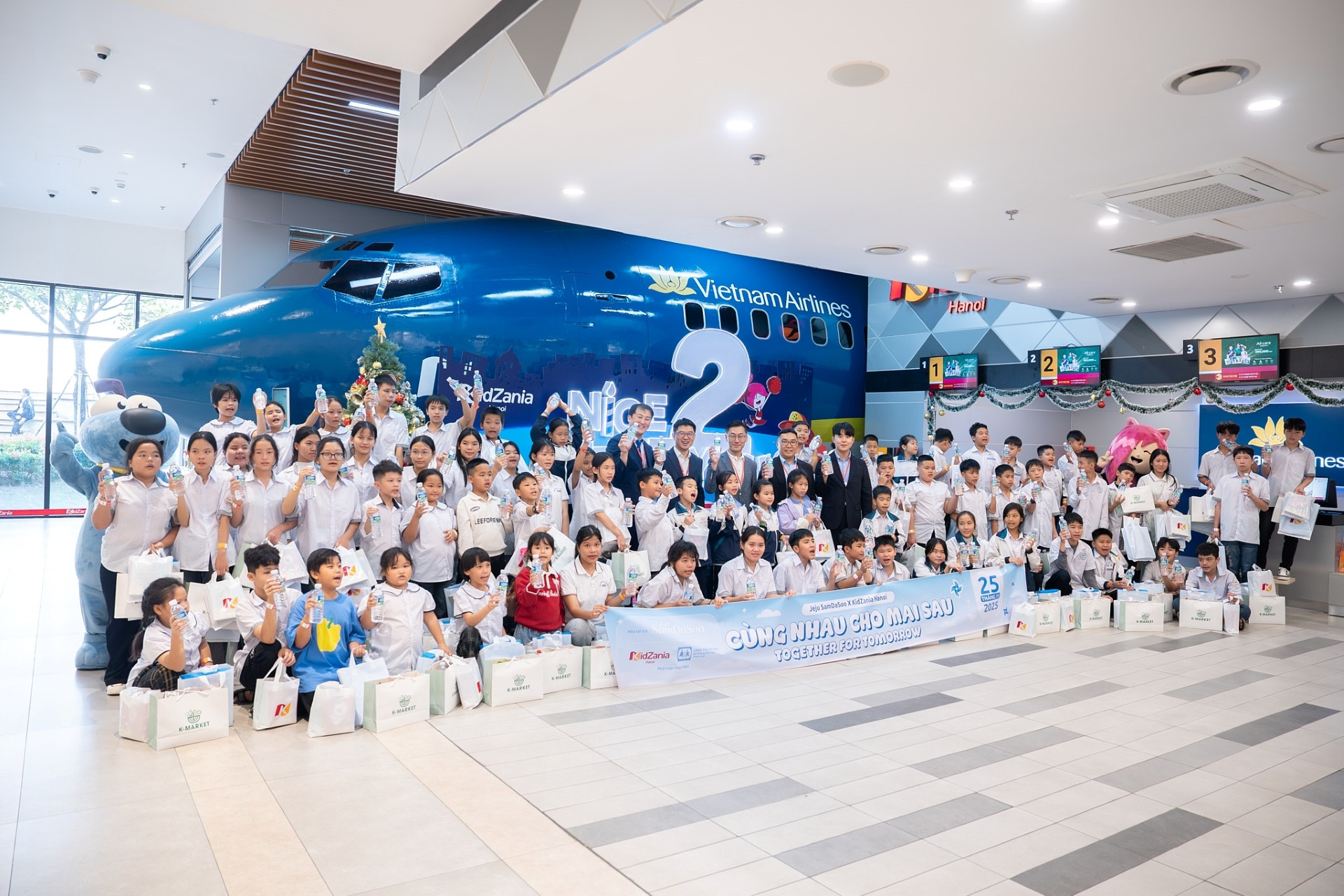 Jeju SamDaSoo cùng KidZania Hà Nội mang trải nghiệm đặc biệt cho trẻ em làng SOS