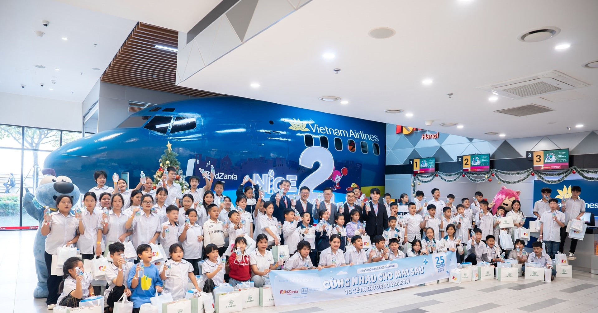 Jeju SamDaSoo cùng KidZania Hà Nội mang trải nghiệm đặc biệt cho trẻ em làng SOS