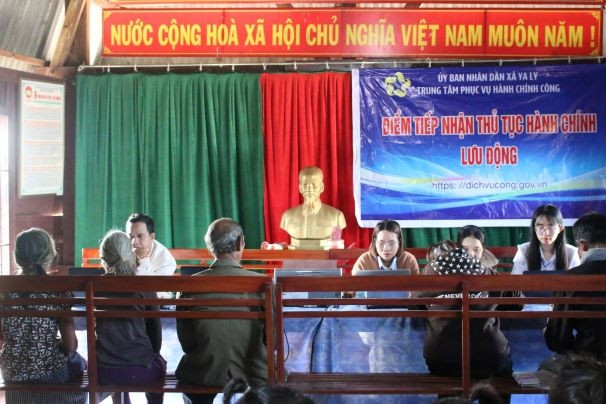 Khi cán bộ xã về tận làng bản tiếp nhận thủ tục hành chính lưu động