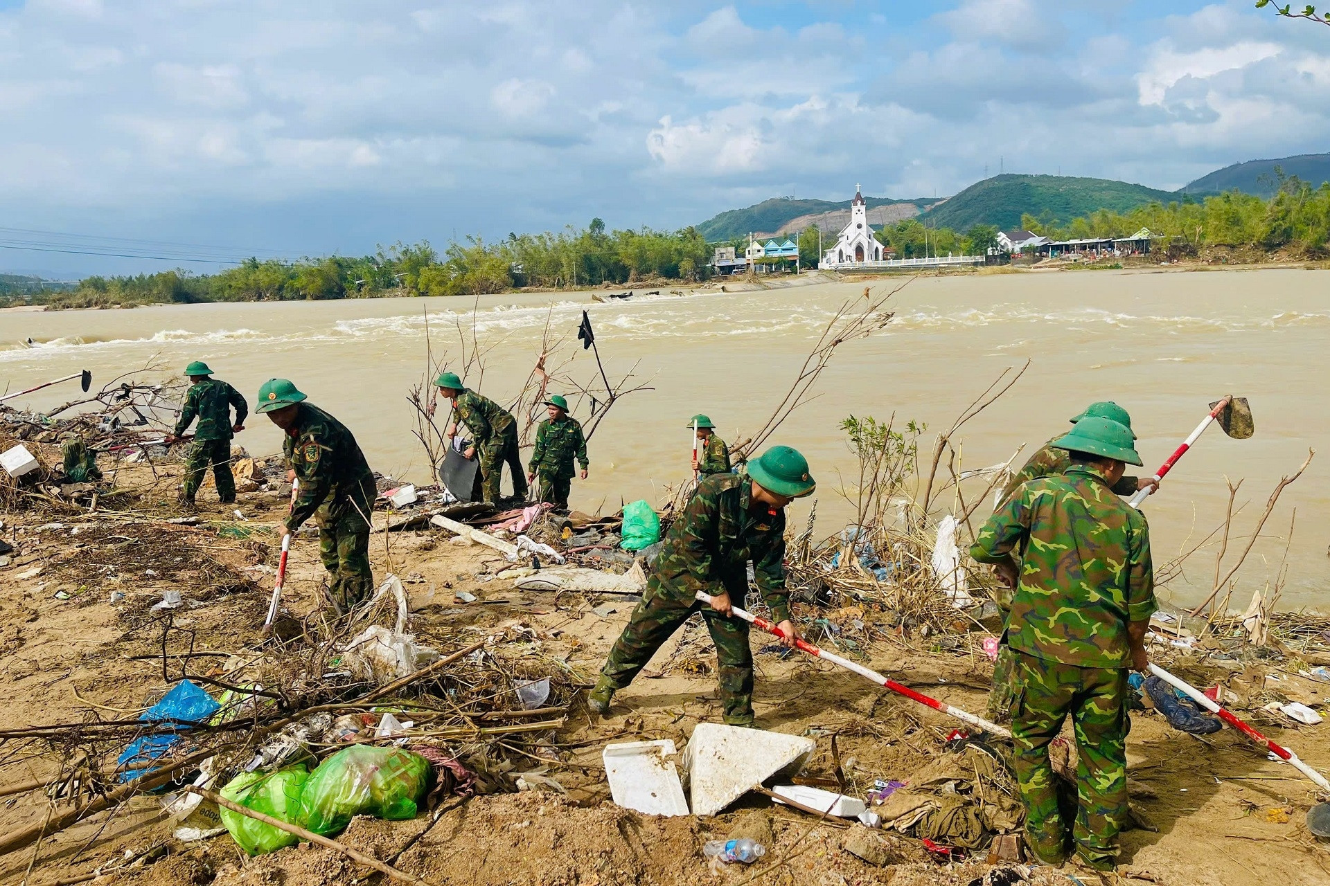 'Khi nào bà con ổn định, bộ đội mới rời đi'
