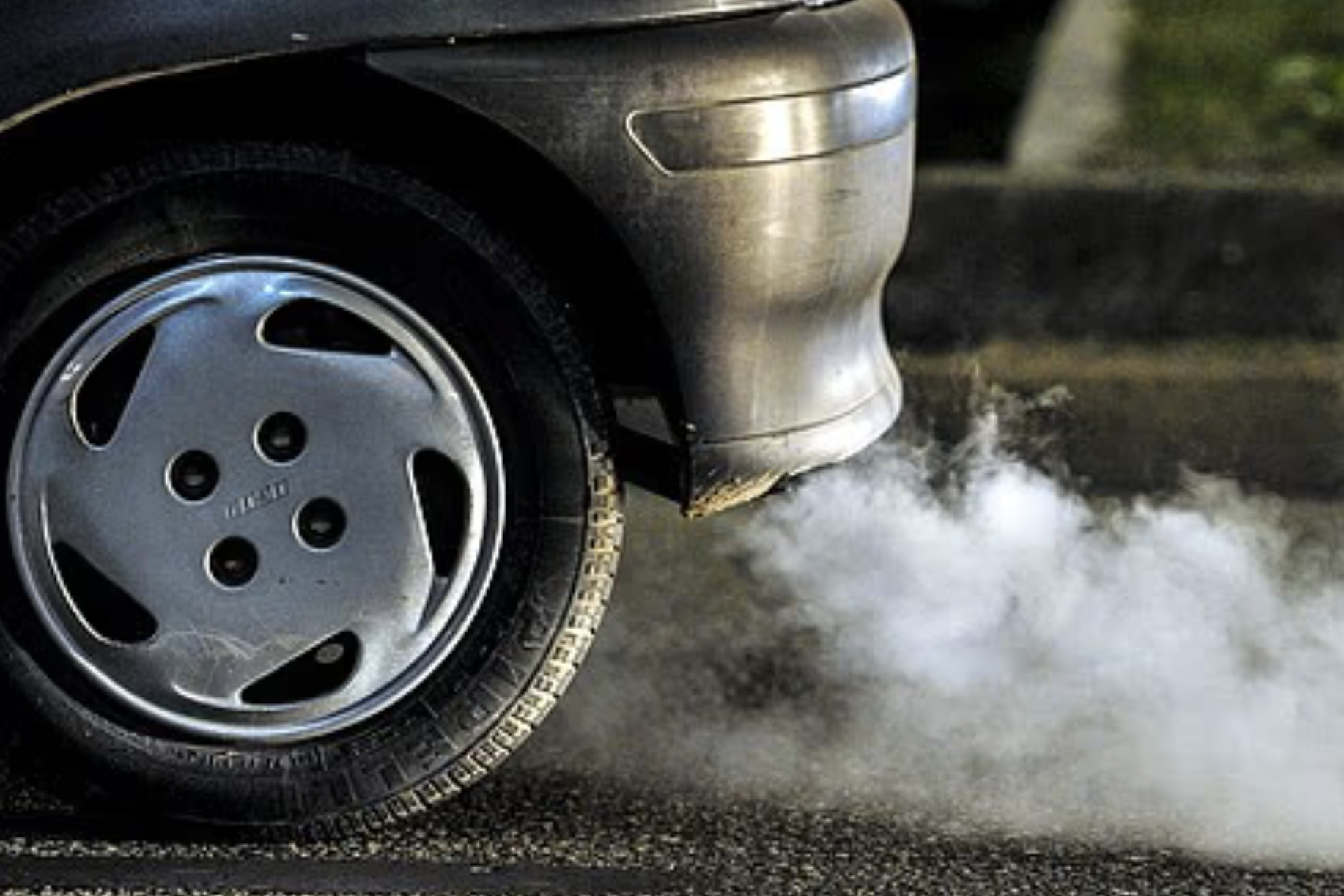 Khói dày phun từ ống xả ô tô: Nhìn màu có đoán được hỏng hóc?