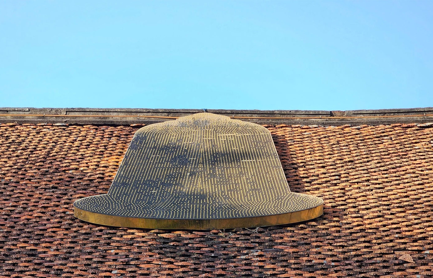 Kỳ lạ ngôi chùa có chuông vàng gắn trên mái ngói