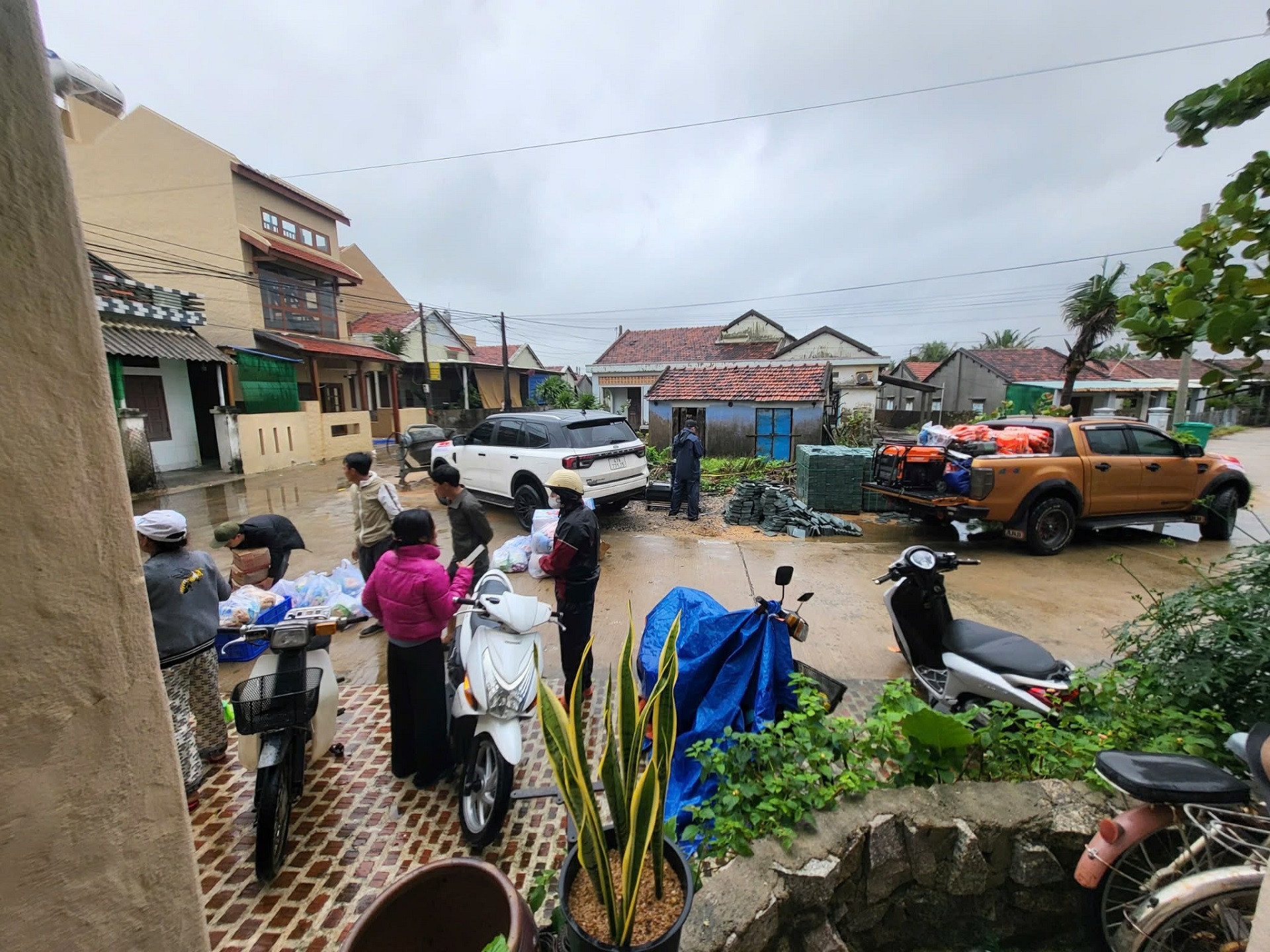 https://static-images.vnncdn.net/vps_images_publish/000001/000003/2025/11/26/lang-lo-homestay-mien-phi-989.jpg