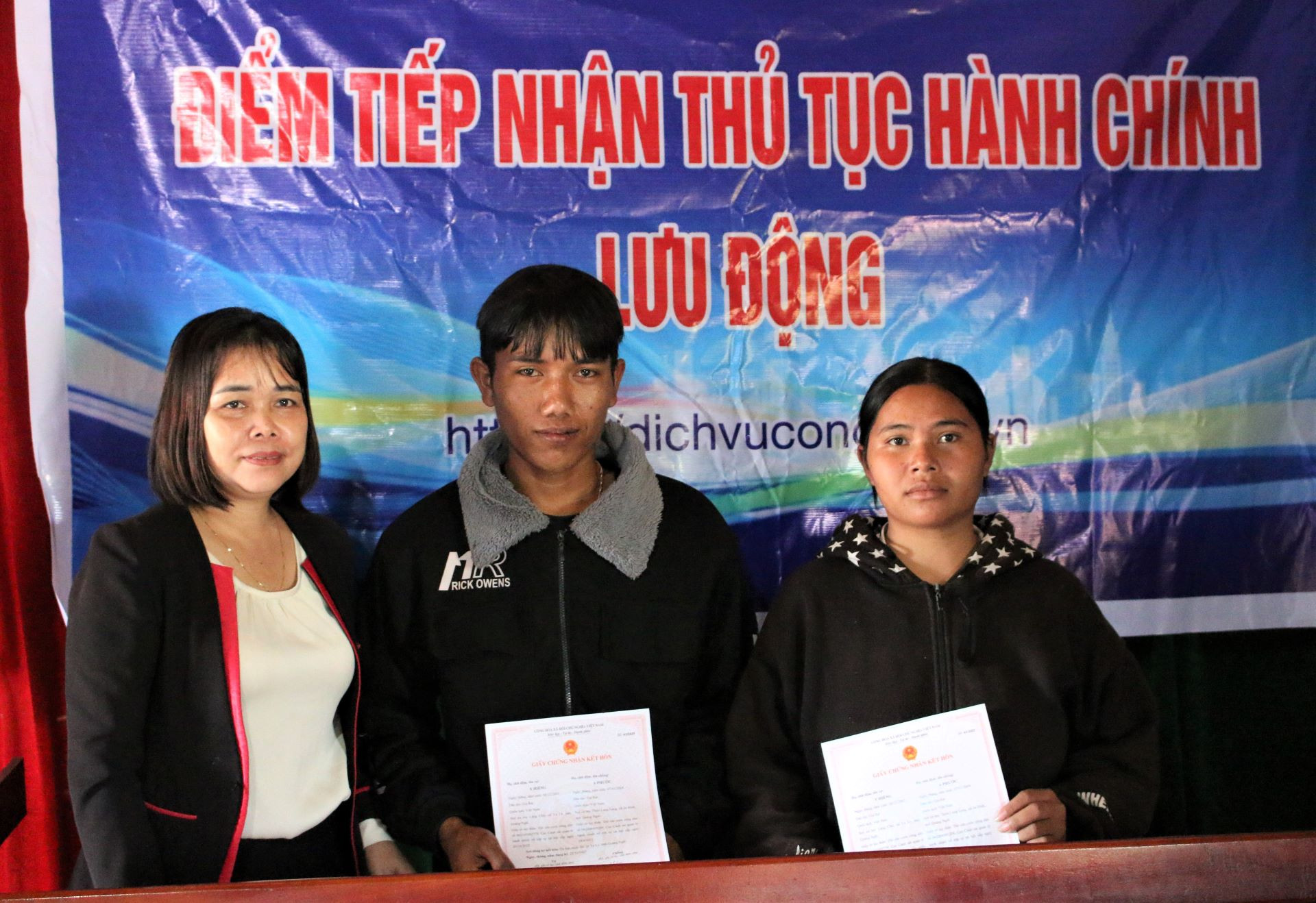 Lãnh đạo UBND xã Ya Ly trao Giấy chứng nhận kết hôn cho chị Y Hiêng và anh A Phước tại Nhà rông văn hóa làng Chờ. (Ảnh: Ngọc Chí)