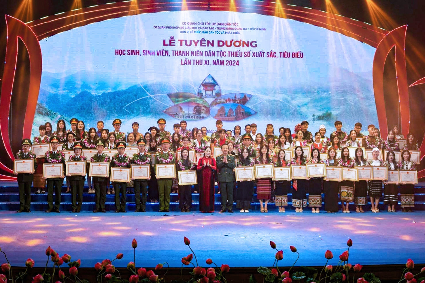 Tuyên dương học sinh, sinh viên, thanh niên DTTS xuất sắc: Tạo đà phát triển nguồn nhân lực