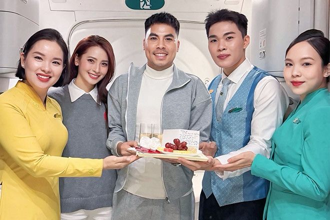 MC Huyền Trang VTV và bạn trai cầu thủ Đức Huy bất ngờ nhận quà trên máy bay