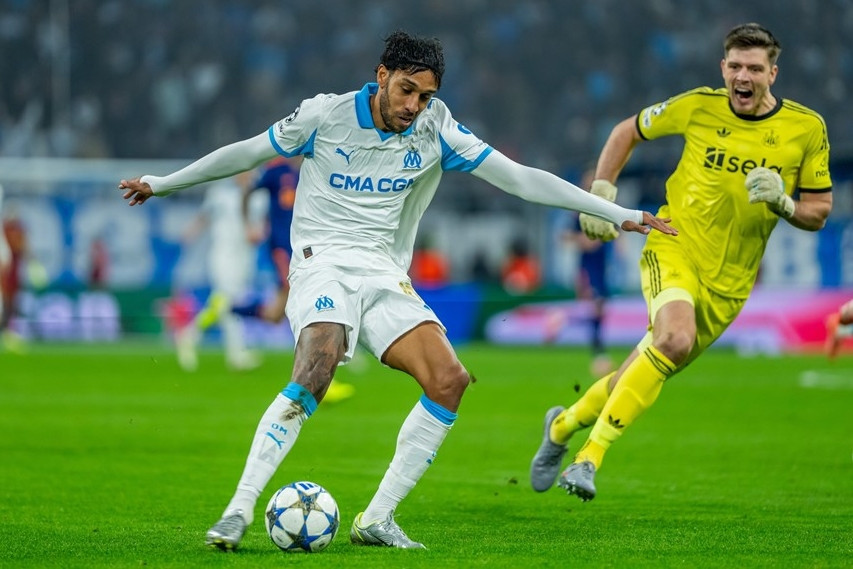 Newcastle thua ngược Marseille bởi người cũ Arsenal