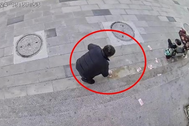 Gió thổi bay 4 cọc tiền gần 200 triệu đồng của người đàn ông và cái kết