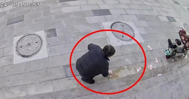 Gió thổi bay 4 cọc tiền gần 200 triệu của người đàn ông và cái kết