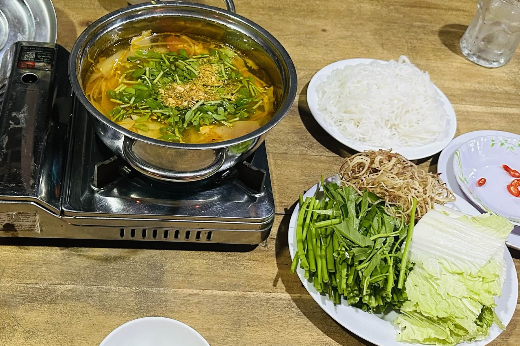 Người đàn ông tăng vọt huyết áp vì thói quen nhúng rau khi ăn lẩu