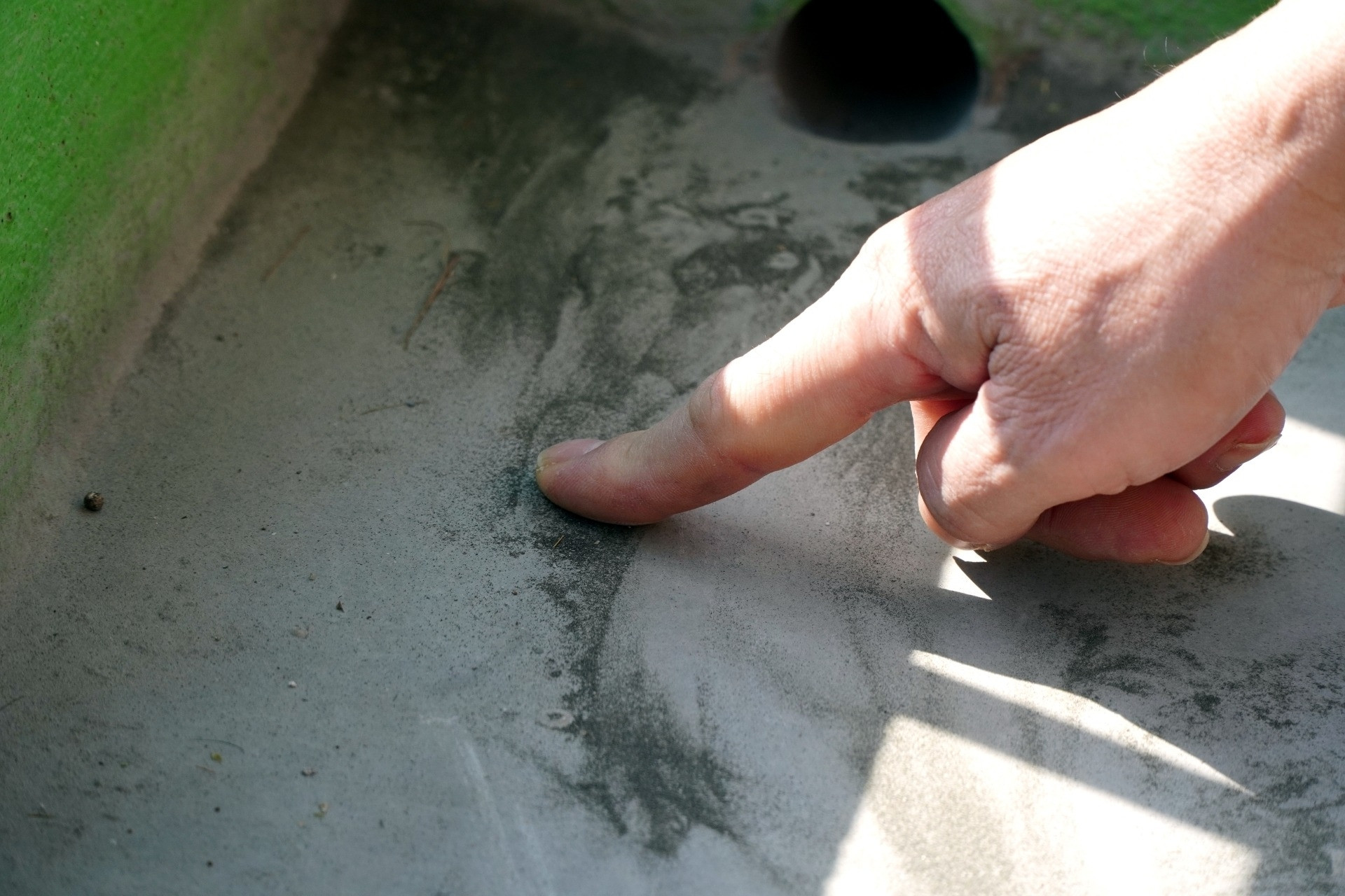 Người dân Thanh Hóa bất an vì bụi đen phủ kín nhà cửa, không khí ngột ngạt