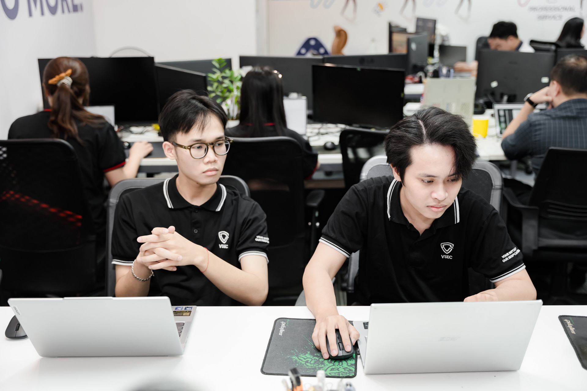 nhan su an ninh mang.jpg