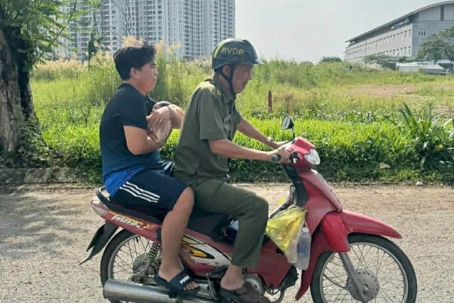 Phát hiện bé gái sơ sinh bị bỏ rơi giữa lùm cỏ rậm rạp ở TPHCM