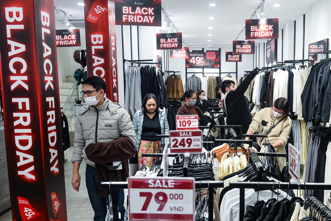 Sát ngày Black Friday, biển giảm giá ngập phố nhưng khách chỉ ghé xem rồi đi