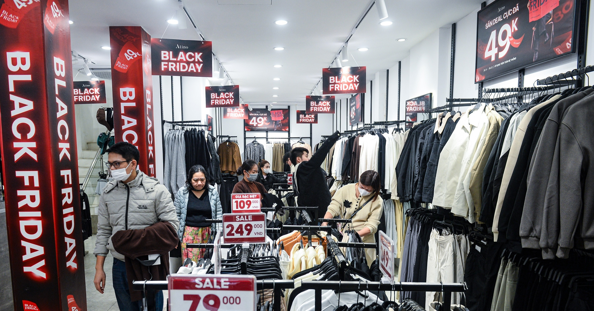 Sát ngày Black Friday, biển giảm giá ngập phố nhưng khách chỉ ghé xem rồi đi