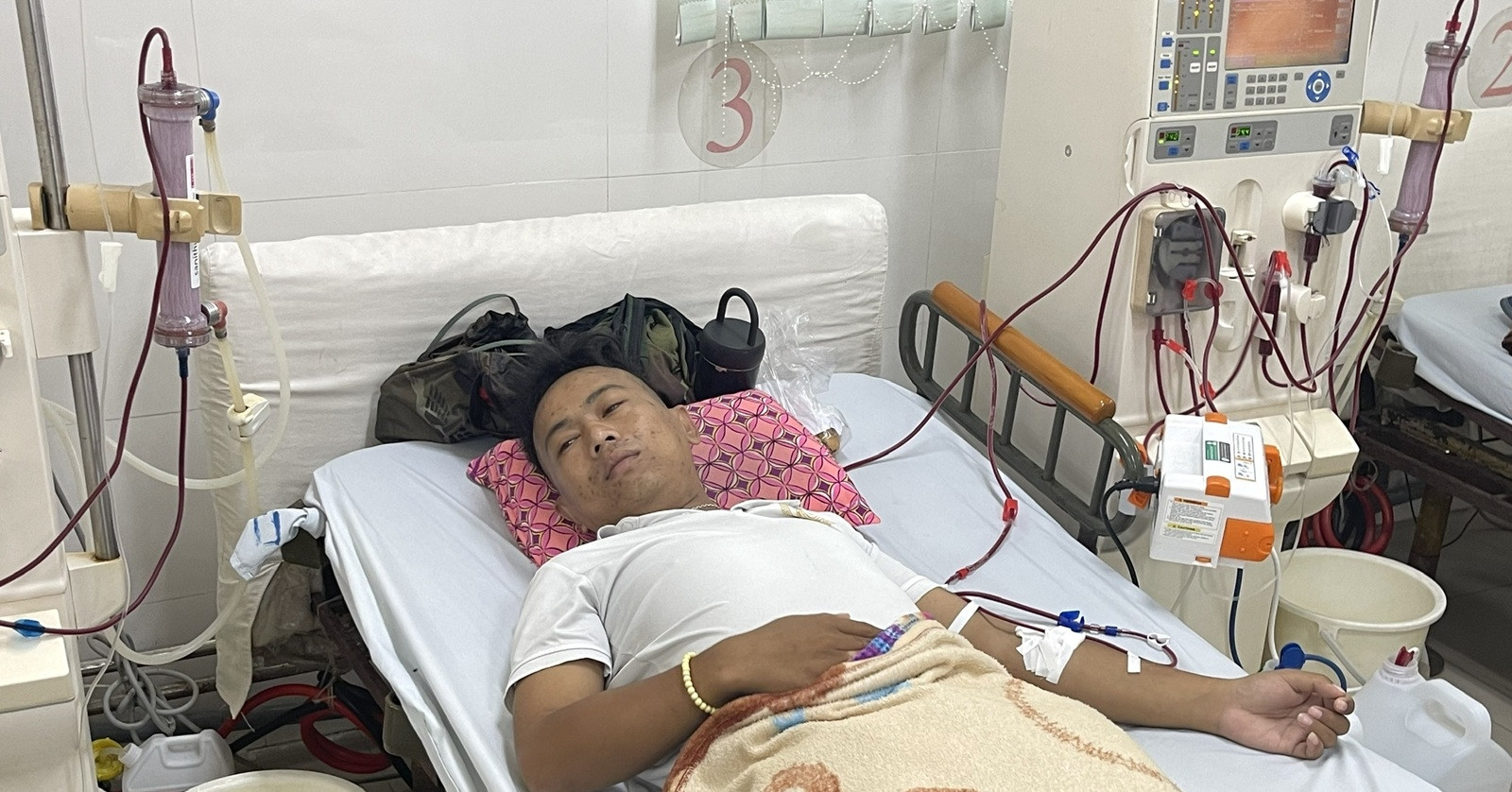 Sau 5 năm chạy thận, chàng trai lại đối mặt với ung thư, gia đình khánh kiệt