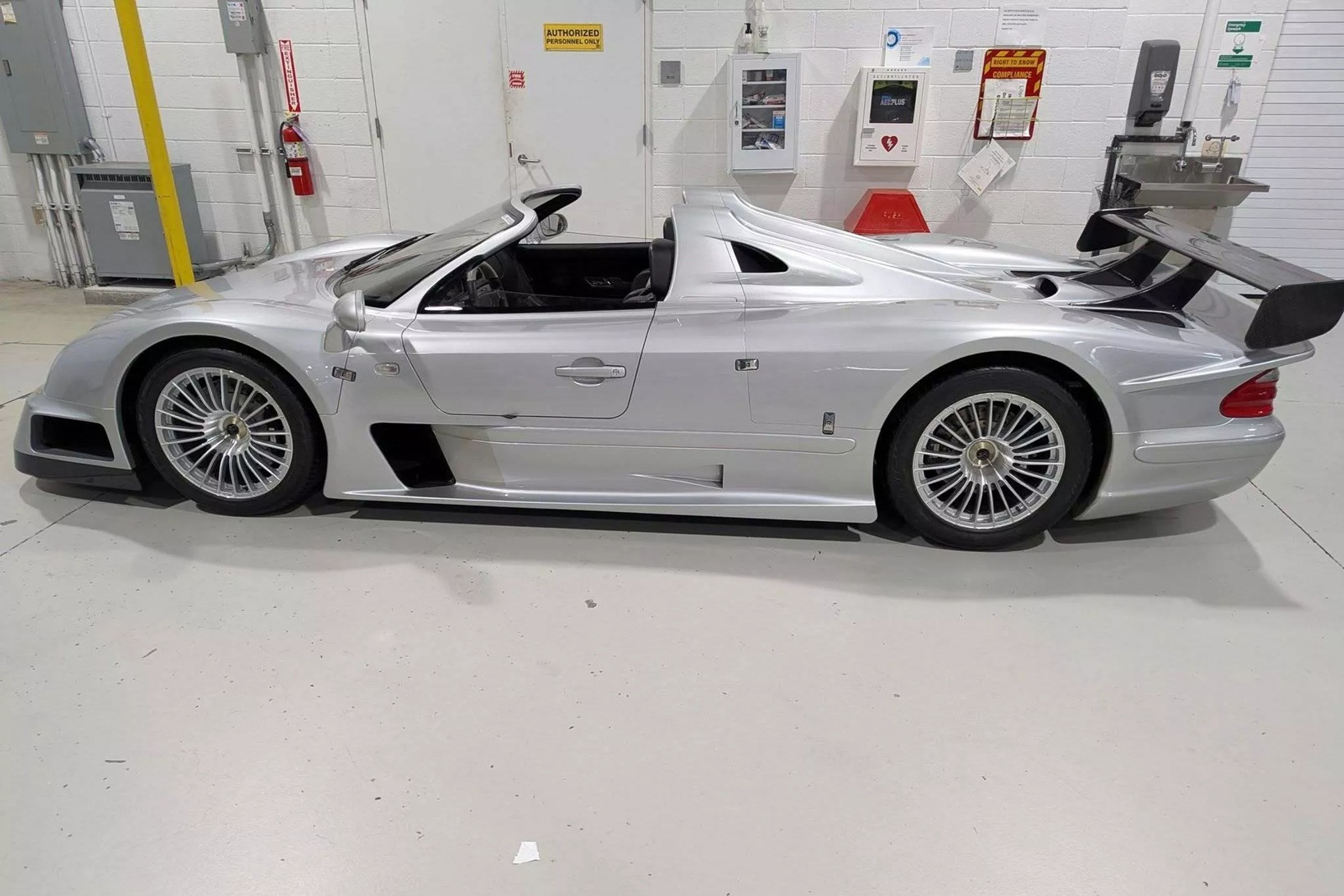 Siêu xe Mercedes-Benz CLK-GTR cực hiếm giá 344 tỷ của trùm ma túy bị tịch thu
