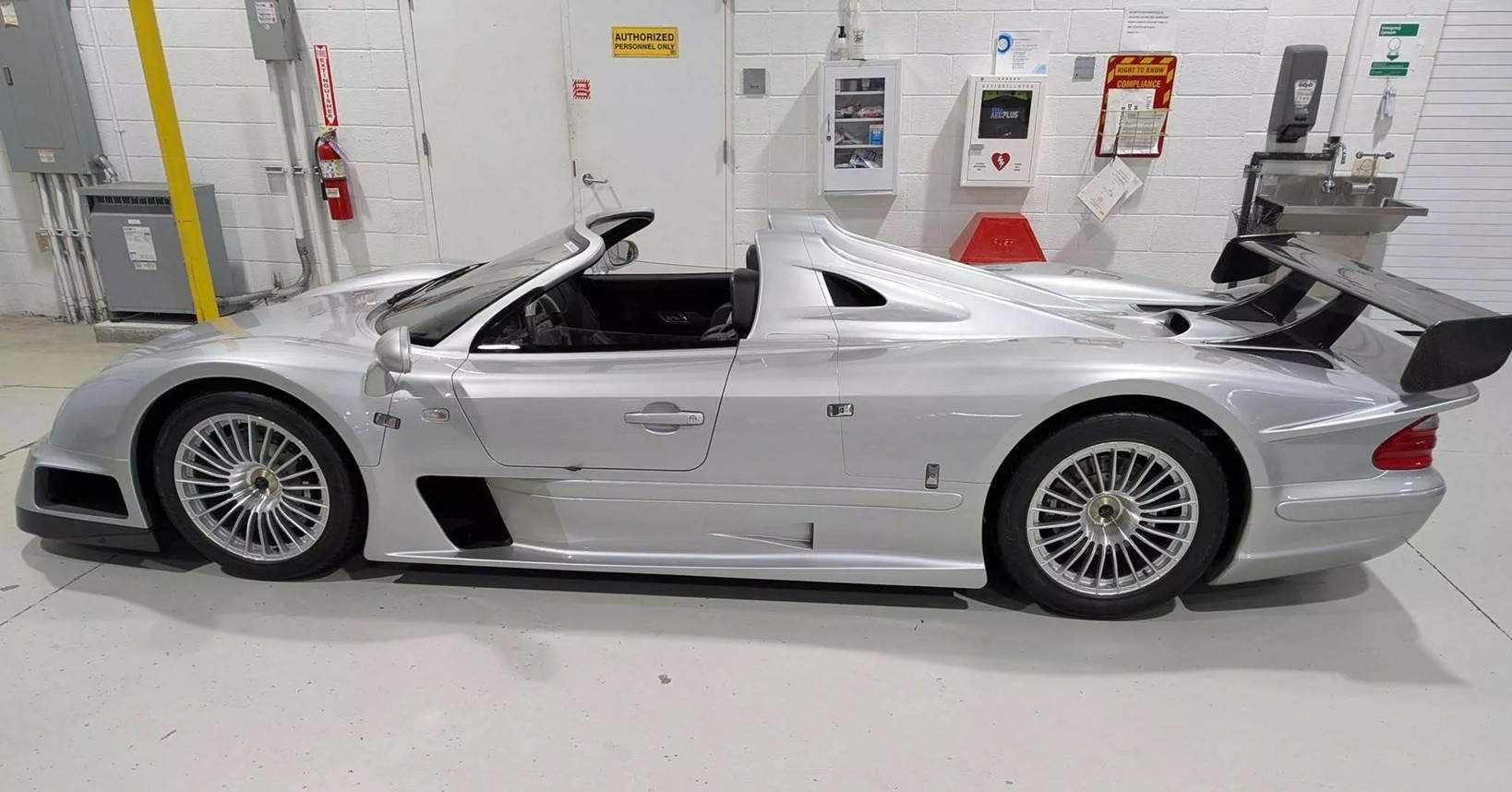 Siêu xe Mercedes-Benz CLK-GTR cực hiếm giá 342 tỷ của trùm ma túy bị tịch thu